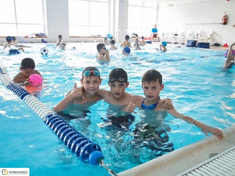 Úszó tábor a Szent Miklós iskolában - fotó Szarka Lajos