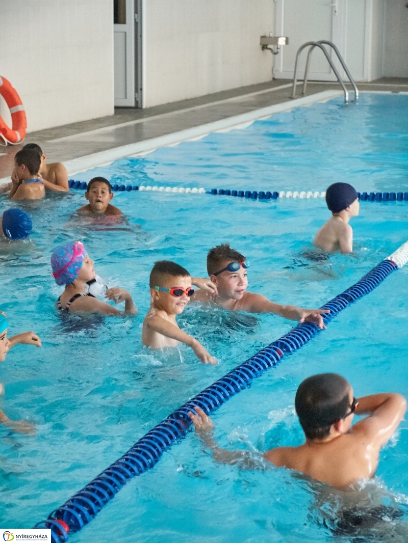 Úszó tábor a Szent Miklós iskolában - fotó Szarka Lajos