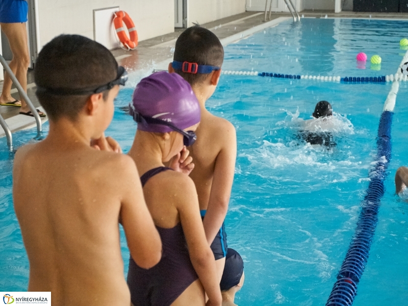 Úszó tábor a Szent Miklós iskolában - fotó Szarka Lajos