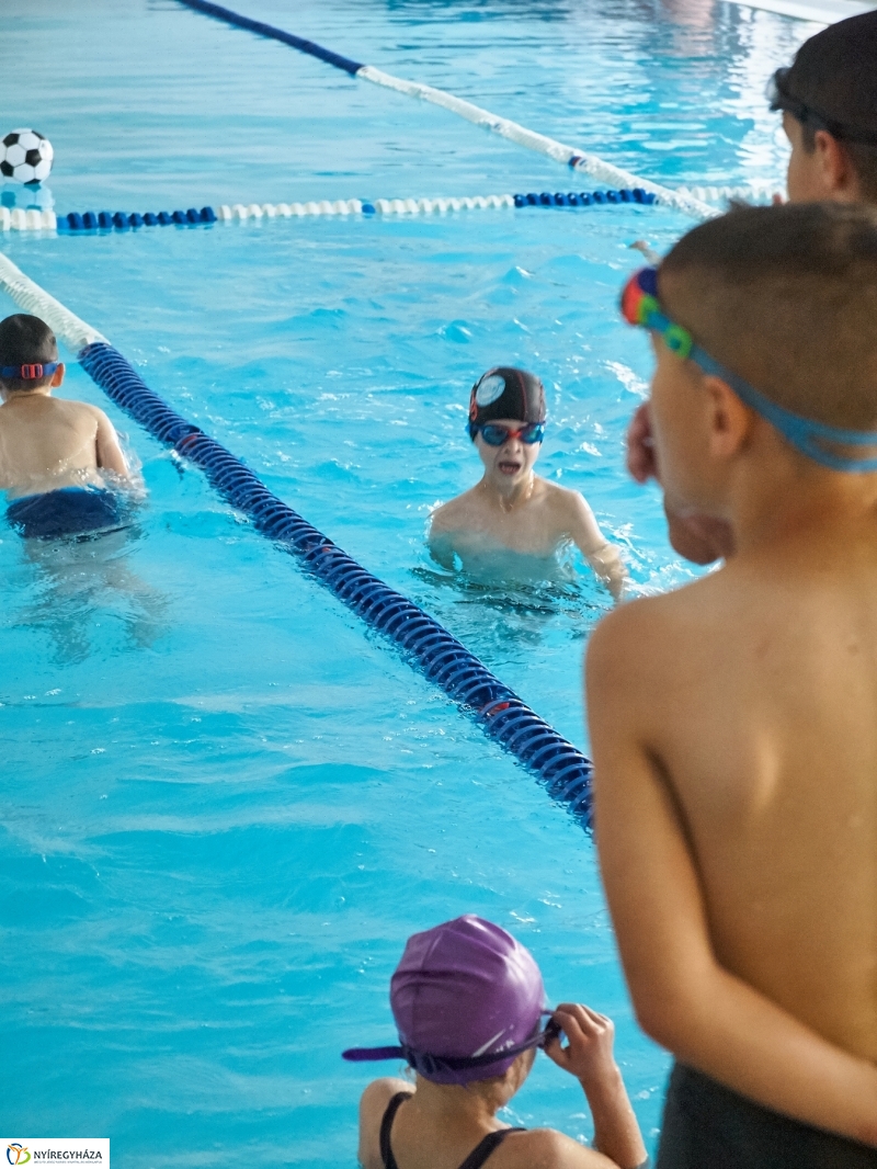 Úszó tábor a Szent Miklós iskolában - fotó Szarka Lajos