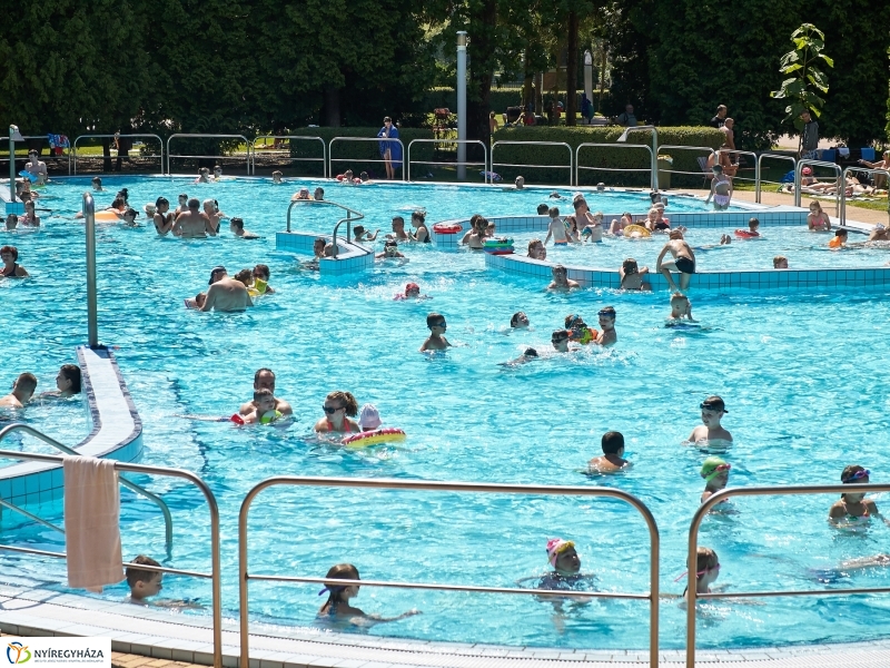 Könyvtár a strandon - fotó Szarka Lajos