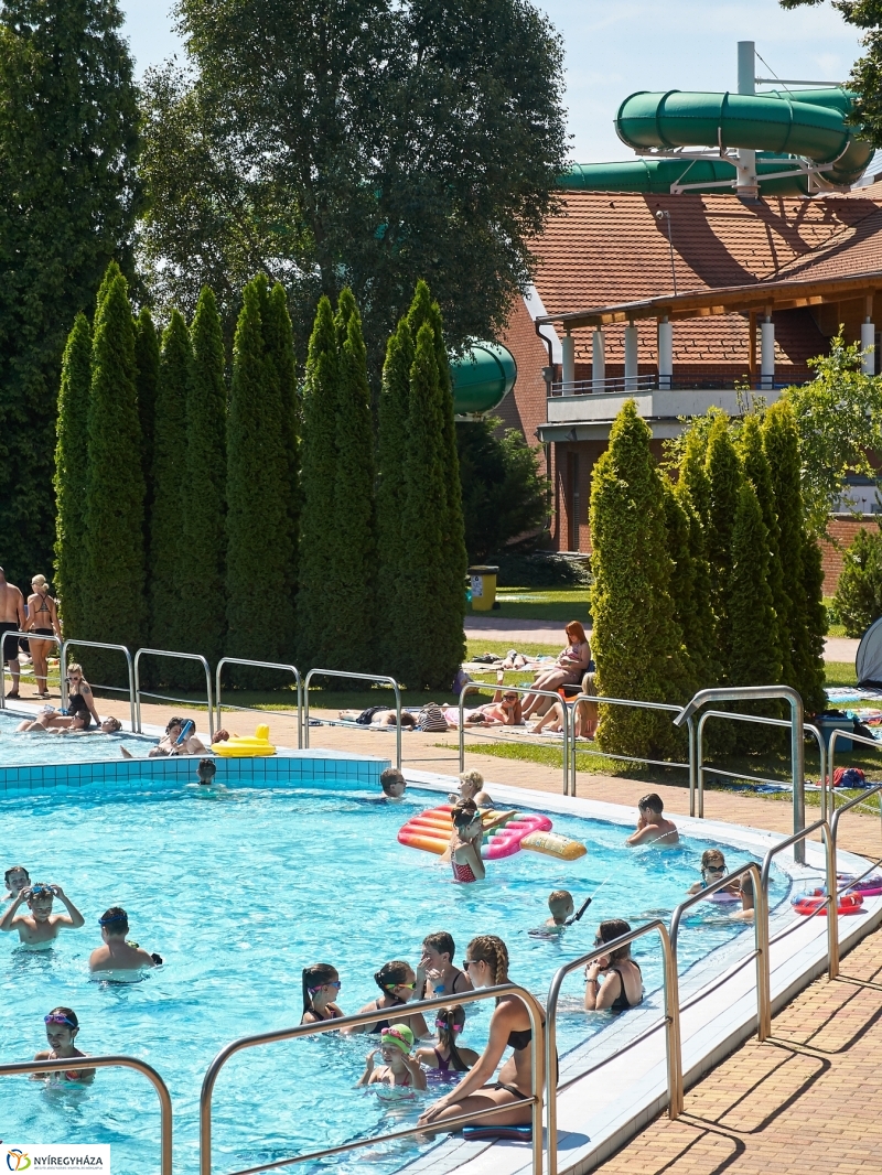 Könyvtár a strandon - fotó Szarka Lajos