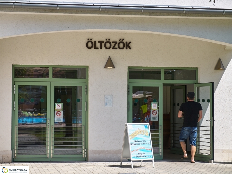 Könyvtár a strandon - fotó Szarka Lajos