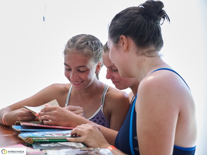 Könyvtár a strandon - fotó Szarka Lajos