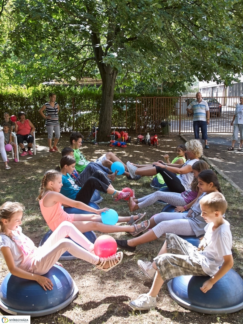 Sportolás a Családok Átmeneti Otthonában - fotó Szarka Lajos