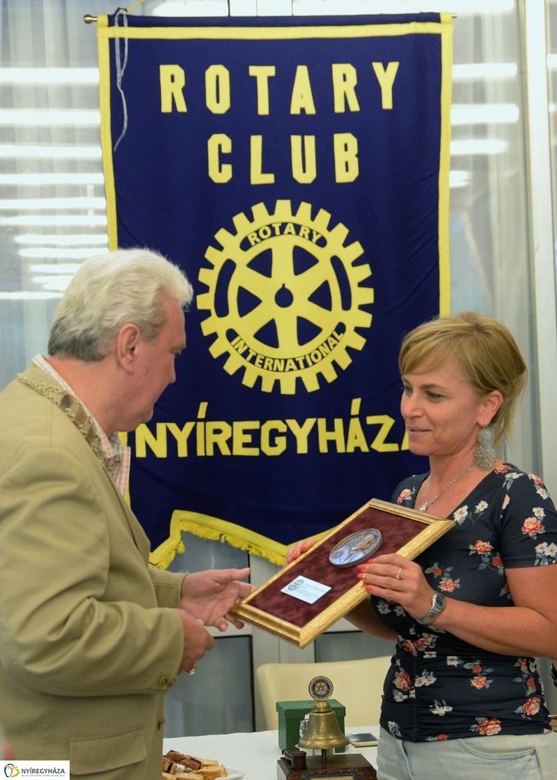 Új elnök a Rotary élén - fotó Trifonov Éva