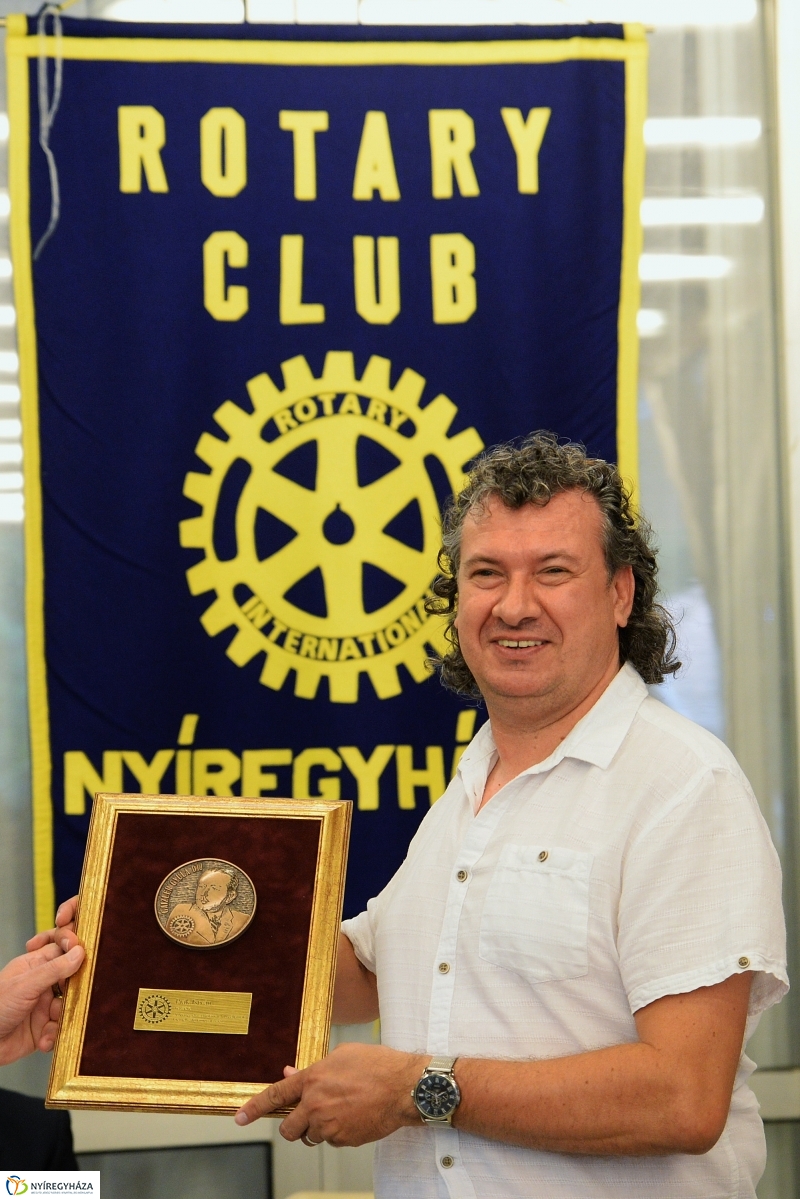 Új elnök a Rotary élén - fotó Trifonov Éva