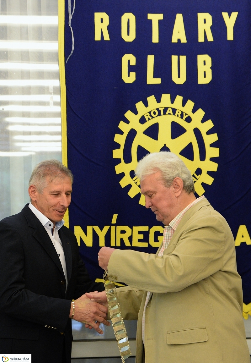 Új elnök a Rotary élén - fotó Trifonov Éva
