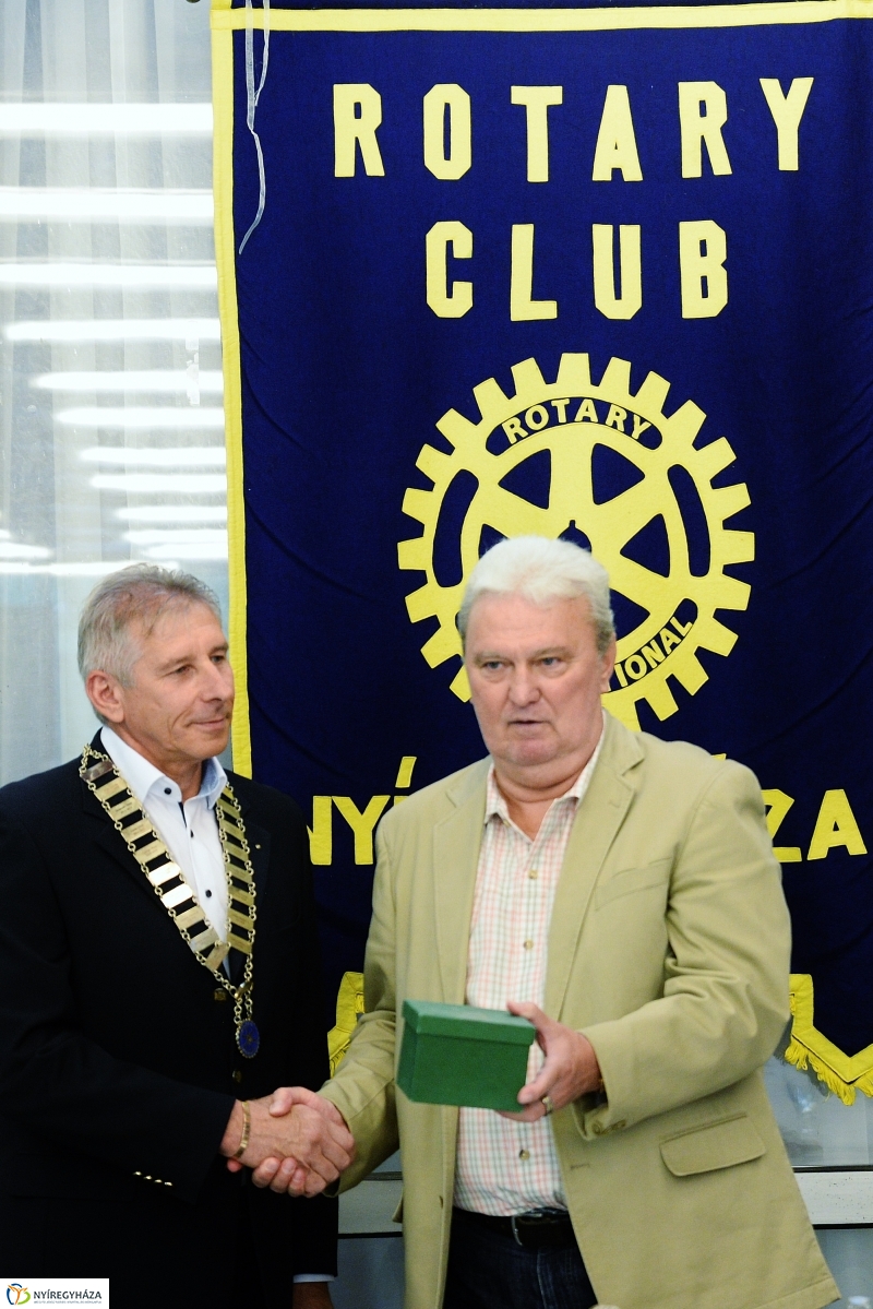 Új elnök a Rotary élén - fotó Trifonov Éva