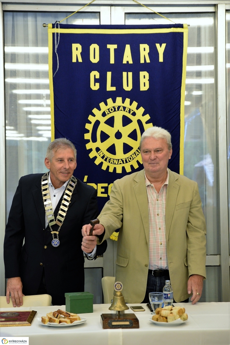 Új elnök a Rotary élén - fotó Trifonov Éva