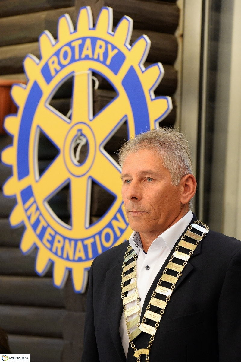 Új elnök a Rotary élén - fotó Trifonov Éva