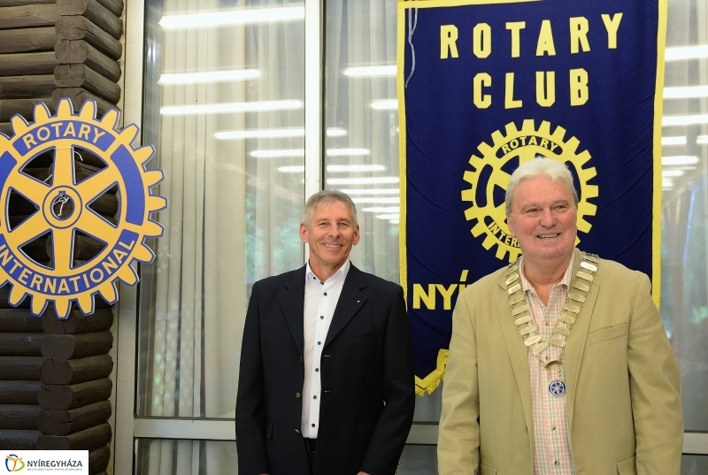 Új elnök a Rotary élén - fotó Trifonov Éva