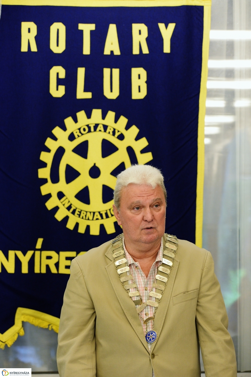 Új elnök a Rotary élén - fotó Trifonov Éva