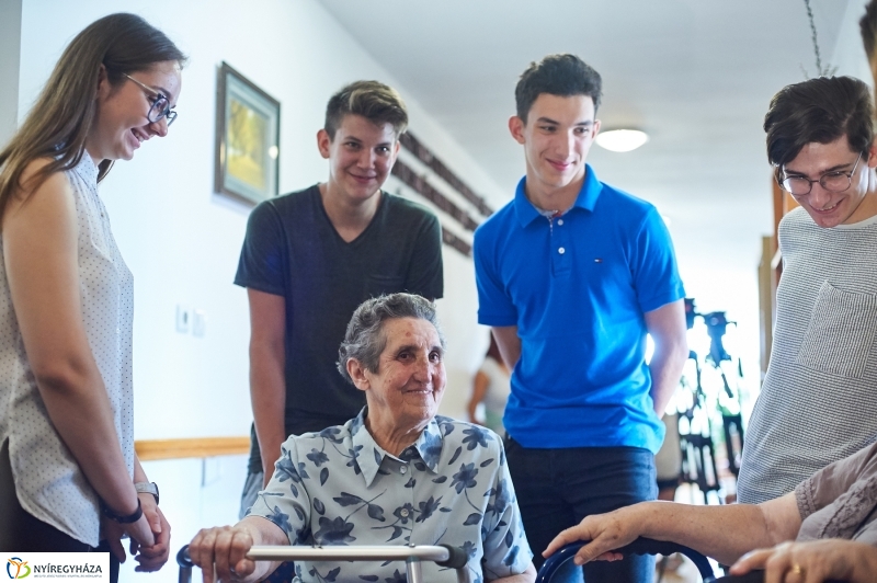 Diákmunka az István Szeretetotthonban - fotó Szarka Lajos