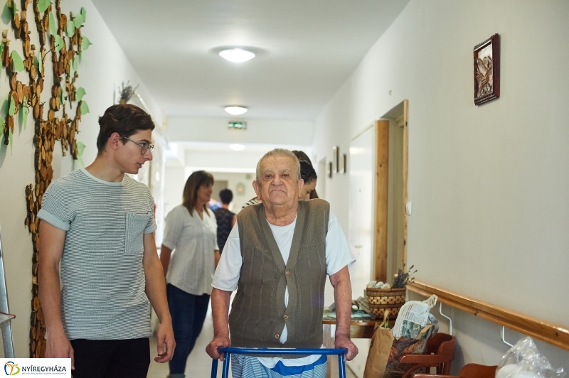 Diákmunka az István Szeretetotthonban - fotó Szarka Lajos