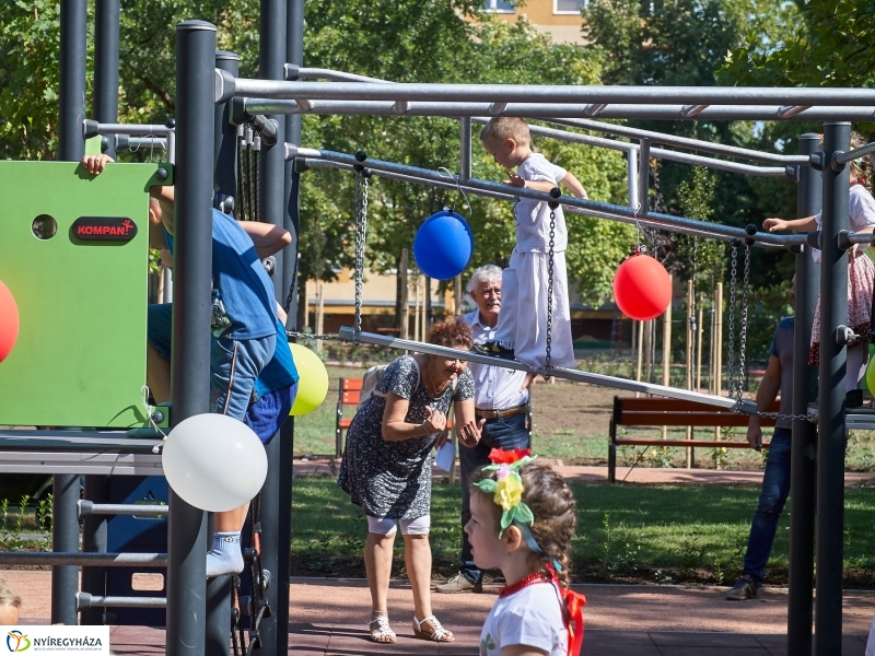 Játszótér a Jósavárosban - fotó Szarka Lajos