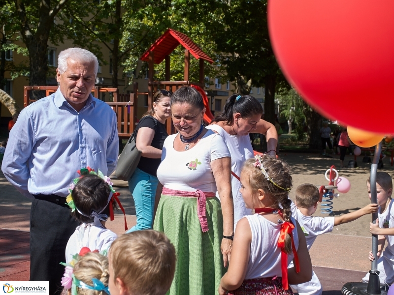 Játszótér a Jósavárosban - fotó Szarka Lajos