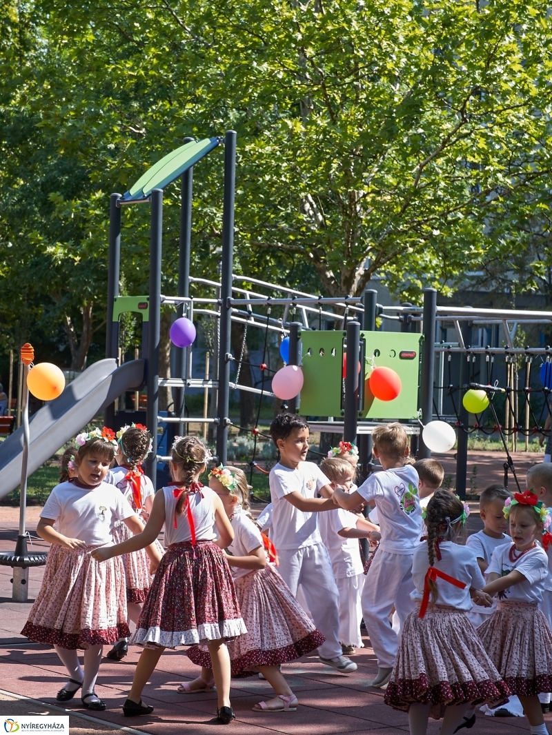 Játszótér a Jósavárosban - fotó Szarka Lajos