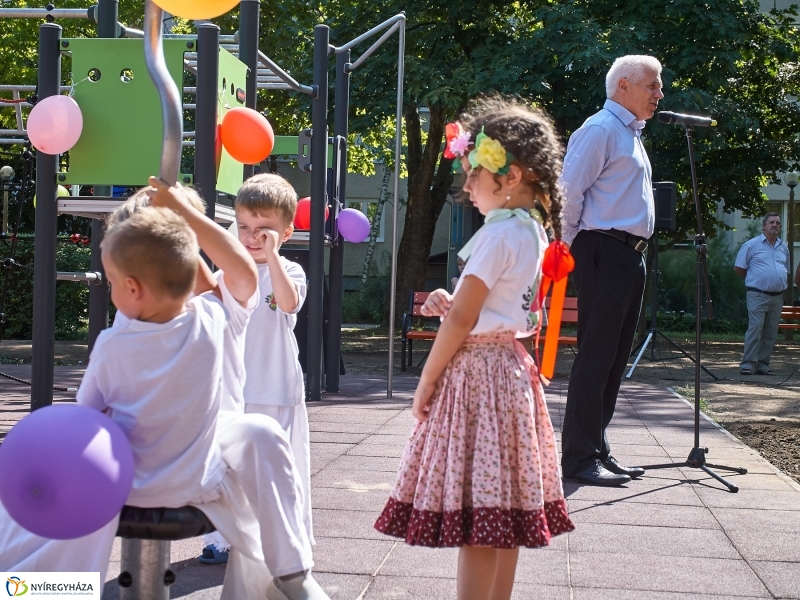 Játszótér a Jósavárosban - fotó Szarka Lajos