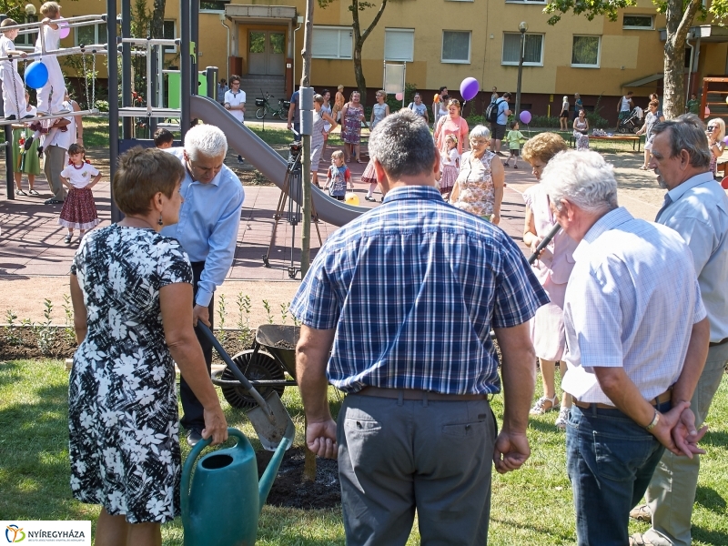 Játszótér a Jósavárosban - fotó Szarka Lajos