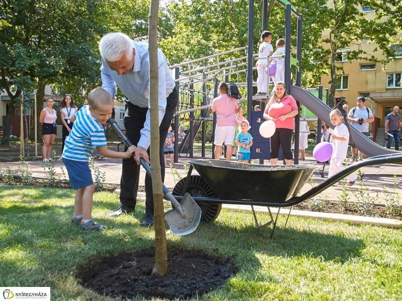 Játszótér a Jósavárosban - fotó Szarka Lajos