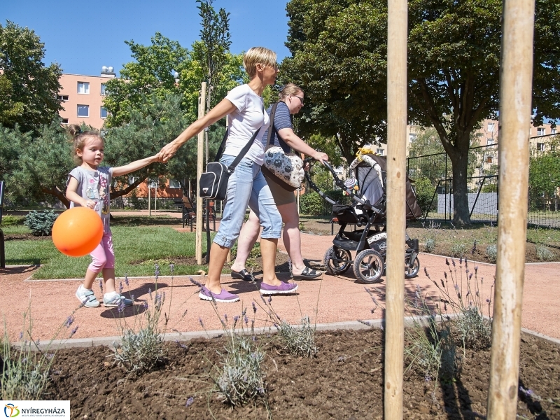Játszótér a Jósavárosban - fotó Szarka Lajos
