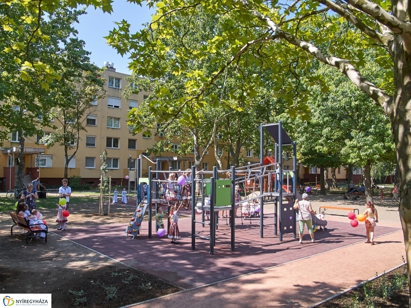 Játszótér a Jósavárosban - fotó Szarka Lajos
