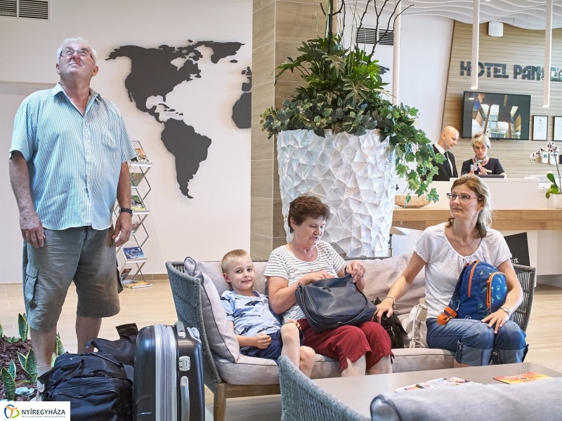 Első vendégek a Hotel Pangeaban - fotó Szarka Lajos