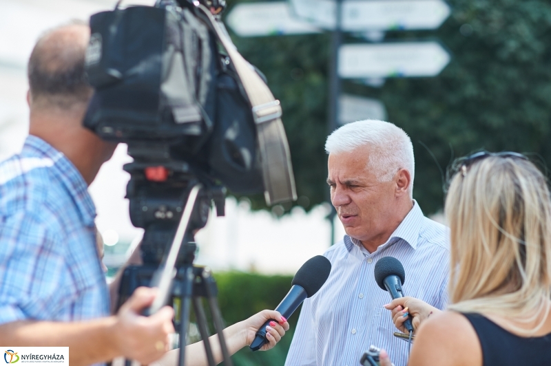 Ingyenes vízosztás a belvárosban - fotó Szarka Lajos