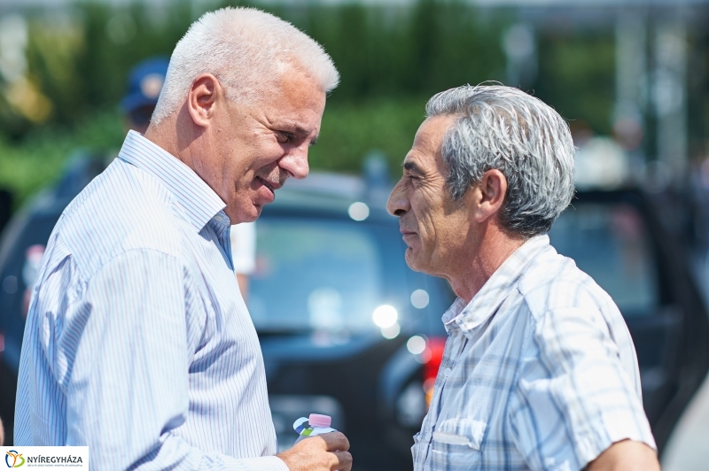 Ingyenes vízosztás a belvárosban - fotó Szarka Lajos