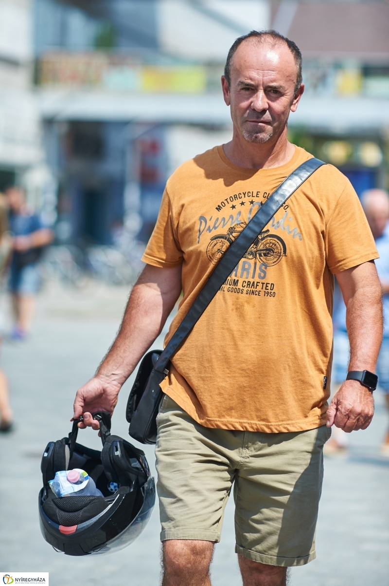 Ingyenes vízosztás a belvárosban - fotó Szarka Lajos