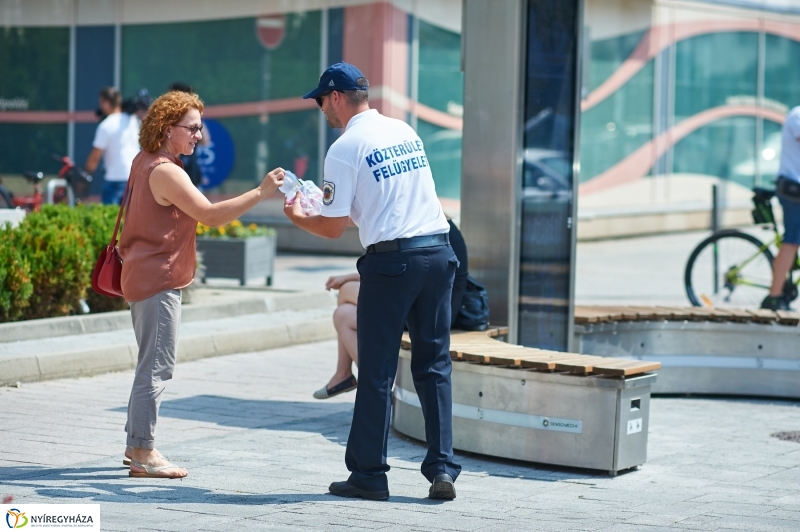 Ingyenes vízosztás a belvárosban - fotó Szarka Lajos