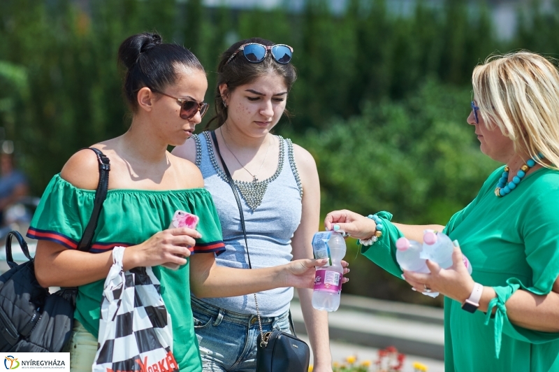 Ingyenes vízosztás a belvárosban - fotó Szarka Lajos