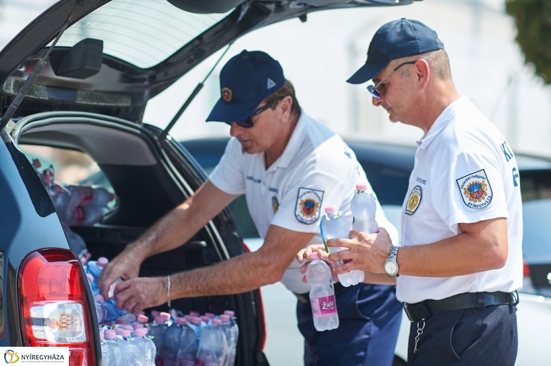 Ingyenes vízosztás a belvárosban - fotó Szarka Lajos