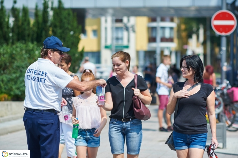 Ingyenes vízosztás a belvárosban - fotó Szarka Lajos