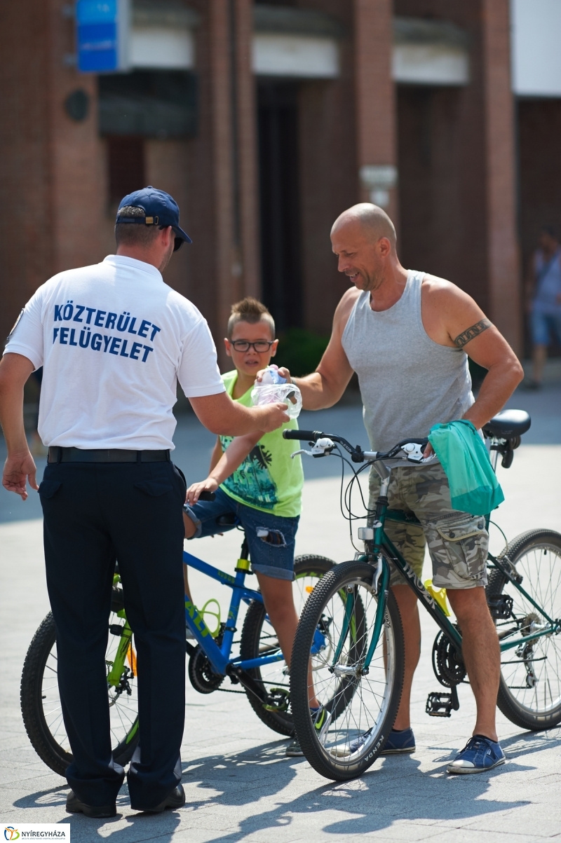 Ingyenes vízosztás a belvárosban - fotó Szarka Lajos