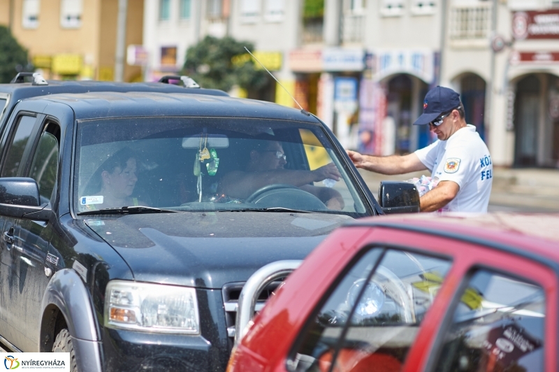 Ingyenes vízosztás a belvárosban - fotó Szarka Lajos