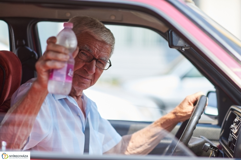 Ingyenes vízosztás a belvárosban - fotó Szarka Lajos
