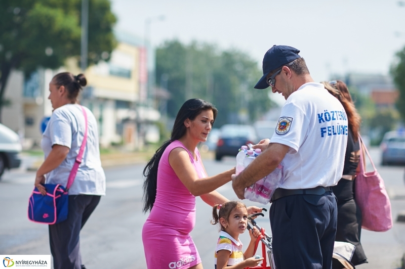 Ingyenes vízosztás a belvárosban - fotó Szarka Lajos
