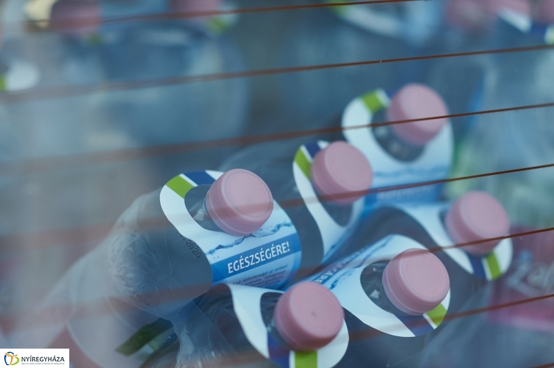 Ingyenes vízosztás a belvárosban - fotó Szarka Lajos