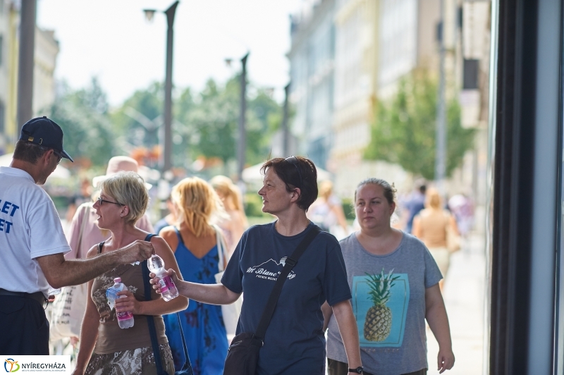 Ingyenes vízosztás a belvárosban - fotó Szarka Lajos