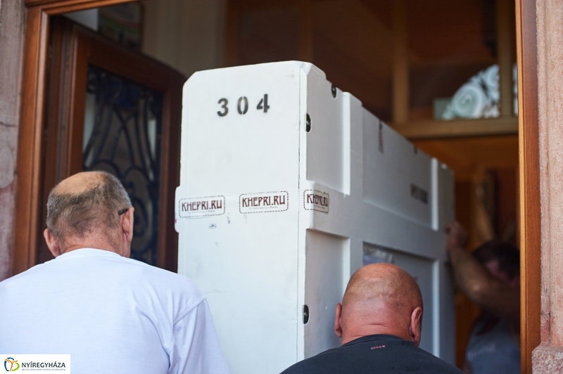 Munkácsy festmények érkezése 2 - fotó Szarka Lajos