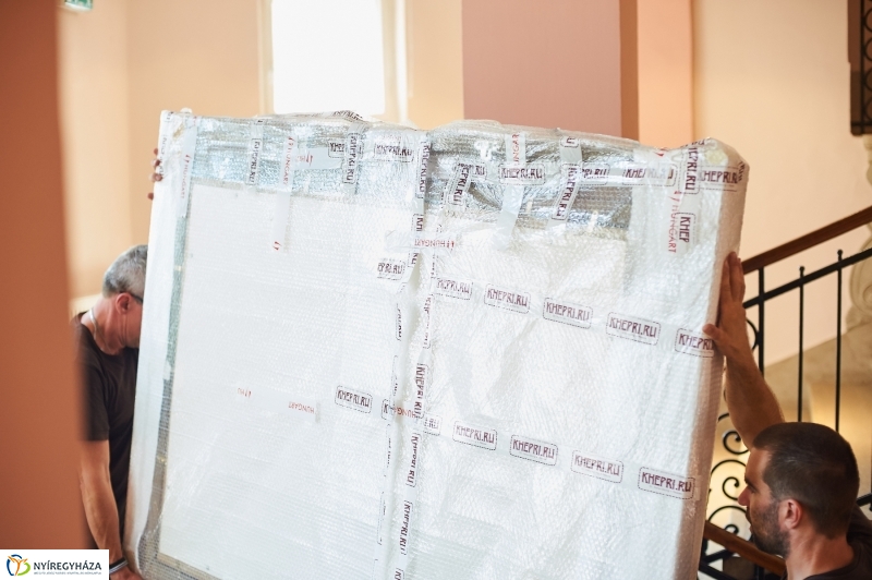 Munkácsy festmények érkezése 2 - fotó Szarka Lajos