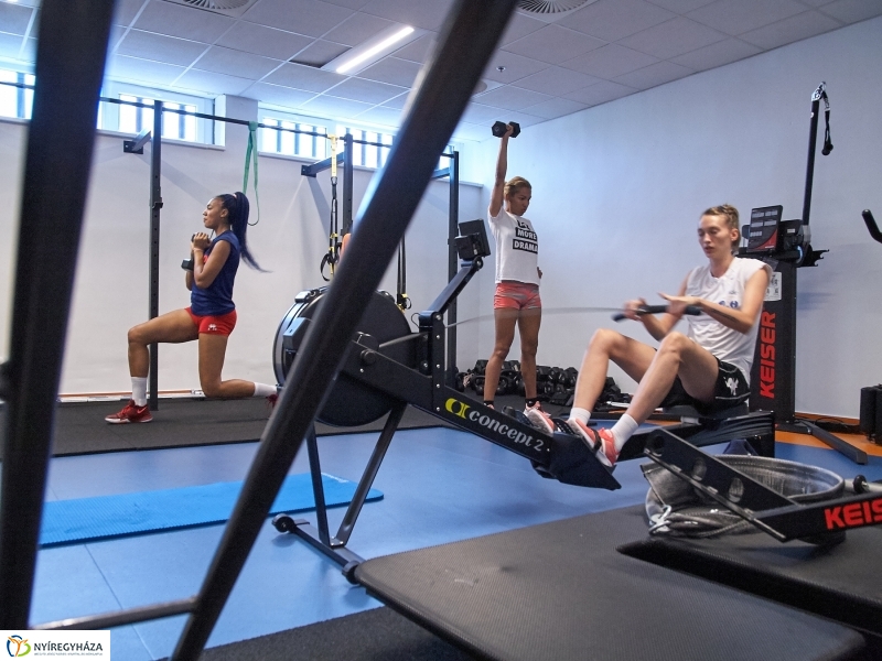Edzésben a női röpisek - fotó Szarka Lajos