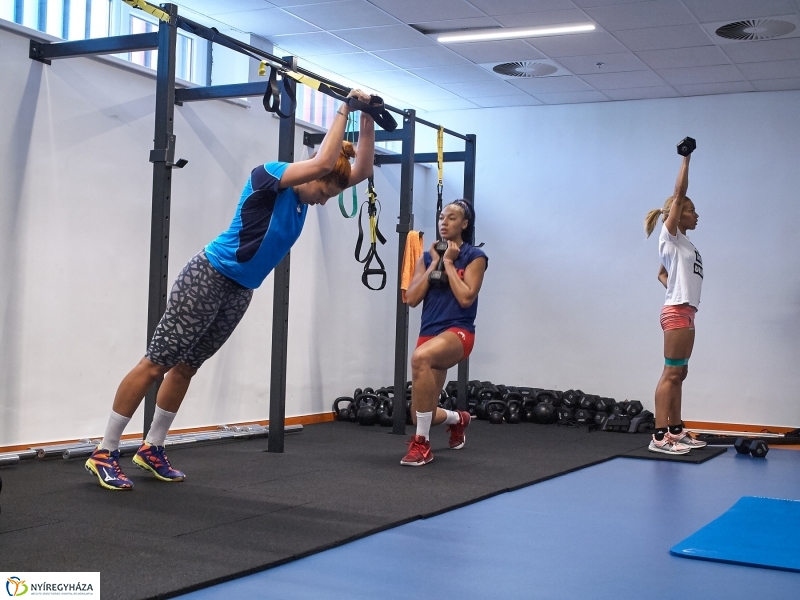 Edzésben a női röpisek - fotó Szarka Lajos
