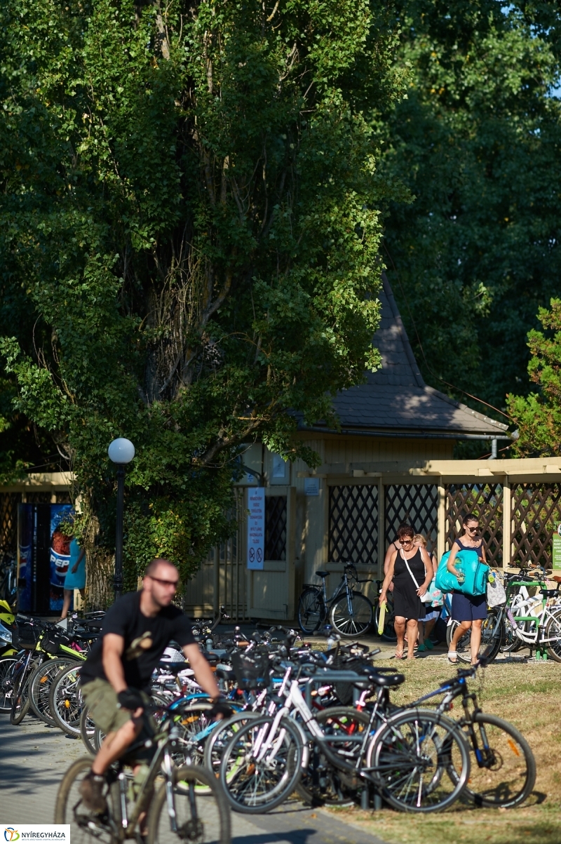 Egy vasárnap délután a Tófürdőn