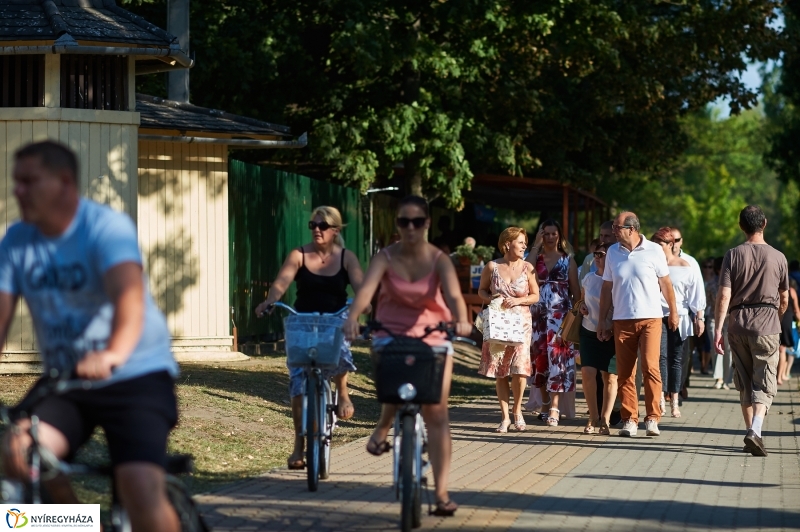 Egy vasárnap délután a Tófürdőn