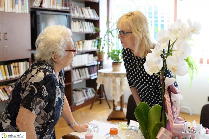 Tóth Gáborné köszöntése - fotó Trifonov Éva