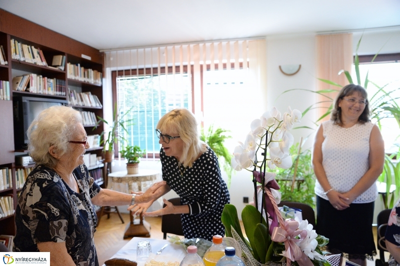 Tóth Gáborné köszöntése - fotó Trifonov Éva