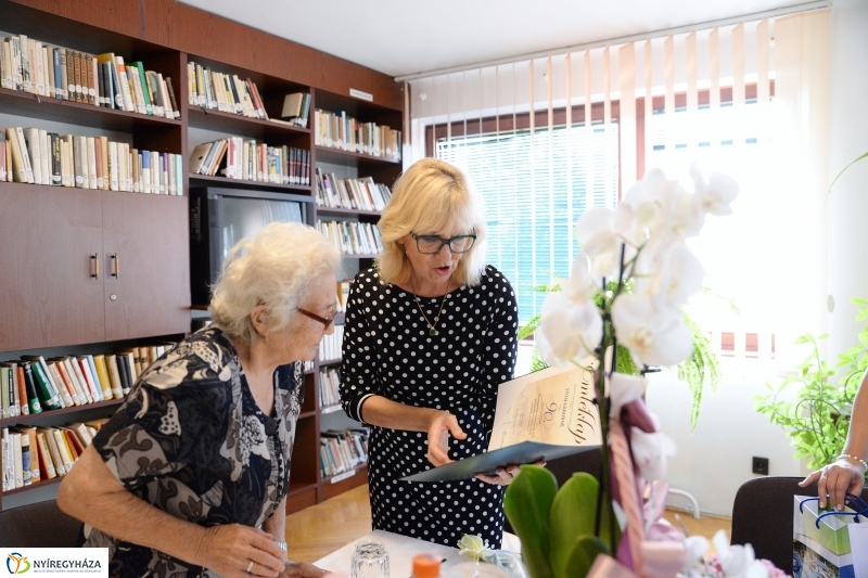 Tóth Gáborné köszöntése - fotó Trifonov Éva